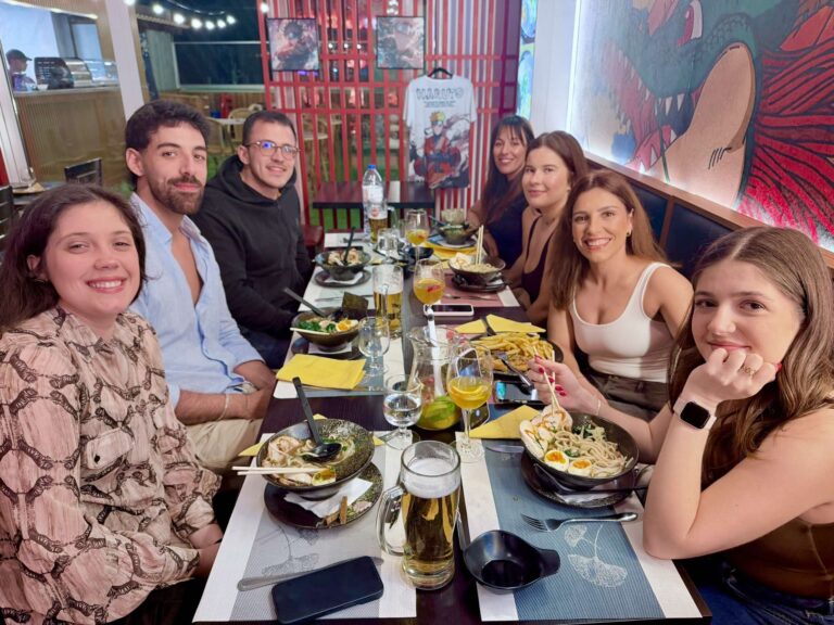 Happy dining guests at Le Jyoti Asian Fusion in Albufeira.